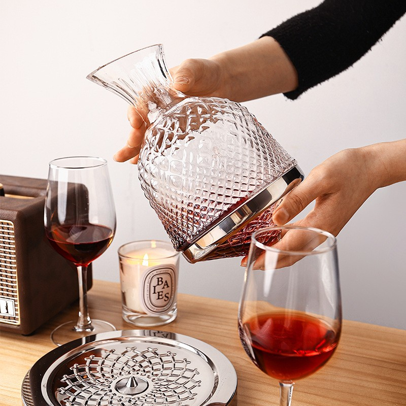 Modul corect de utilizare a unui decantor de vin