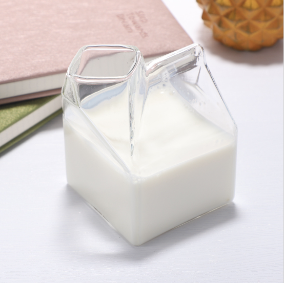 Cele mai frumoase băuturi din căni de sticlă transparente