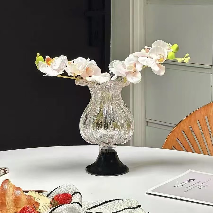 Diverse vaze de sticlă cu forme ciudate