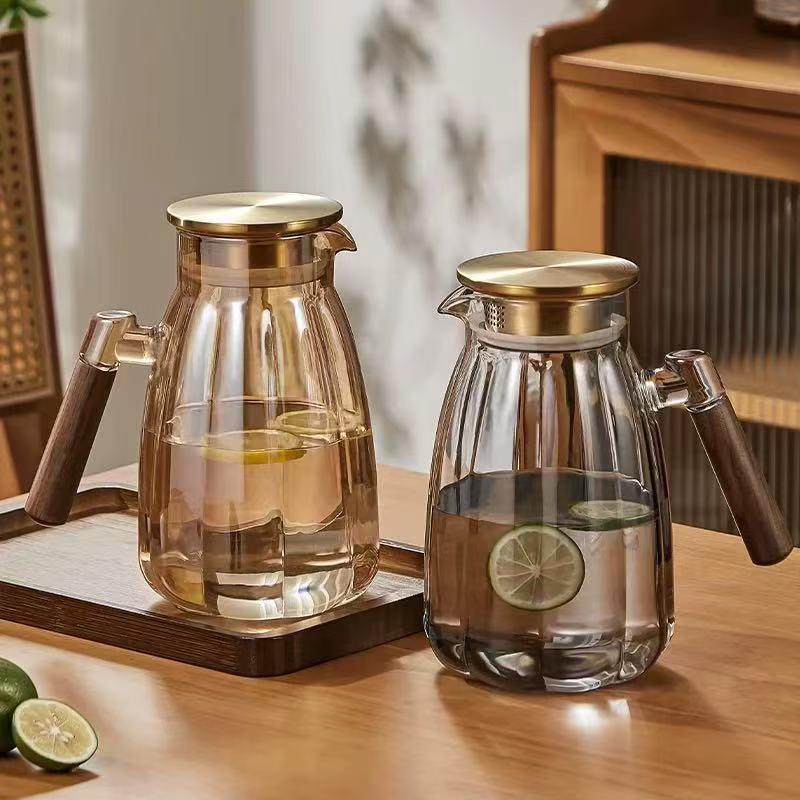 Urcior cu apă de dovleac cu mâner de nuc